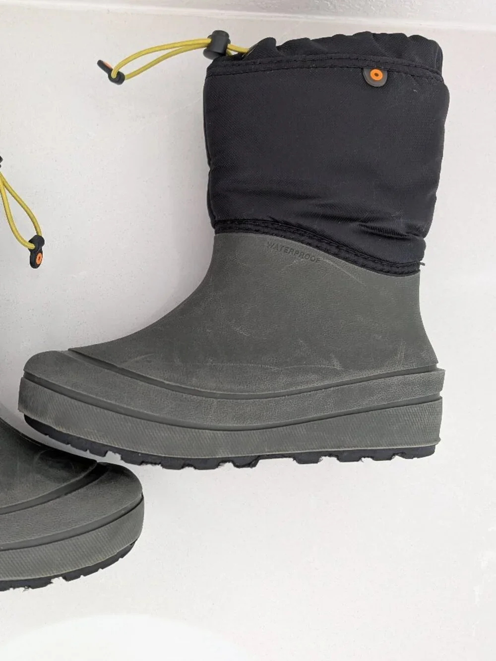Bogs K Snow Shell Waterproof Winter Boots Olive Green Black Size Youth 2